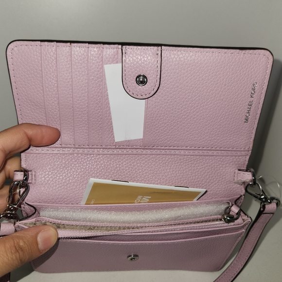 Like New! Kors Lilac Pebbled Leather Wallet /purse /phone Case Crossbody - Picture 4 of 9